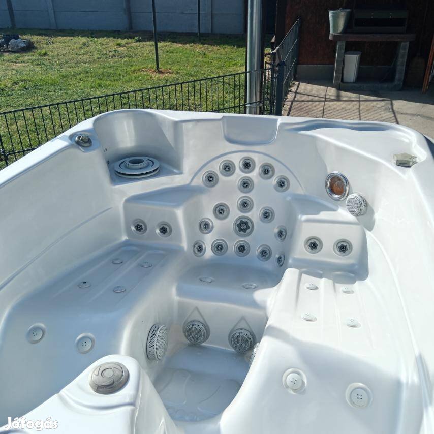 3 személyes jakuzzi 