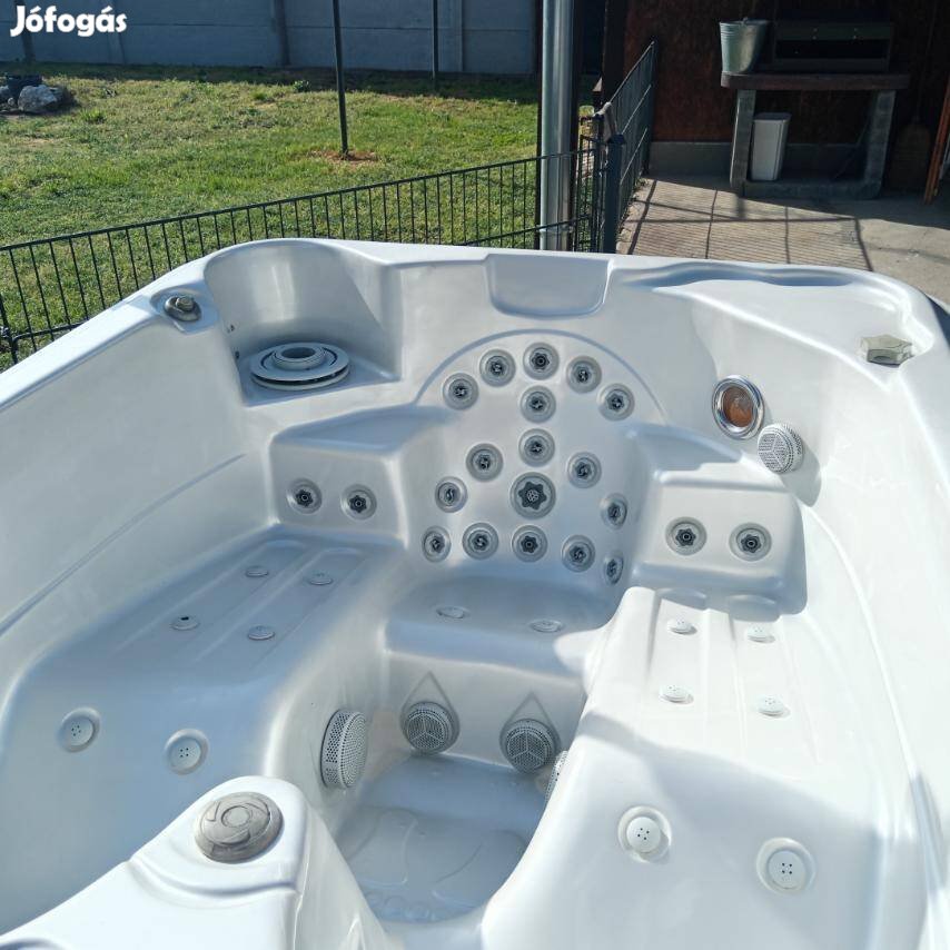 3 személyes jakuzzi 