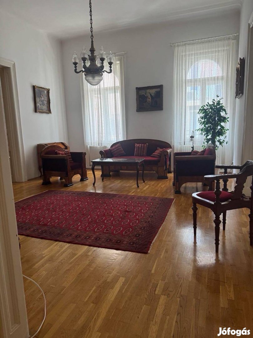 3 szobás polgári lakás az Akácfa utcában