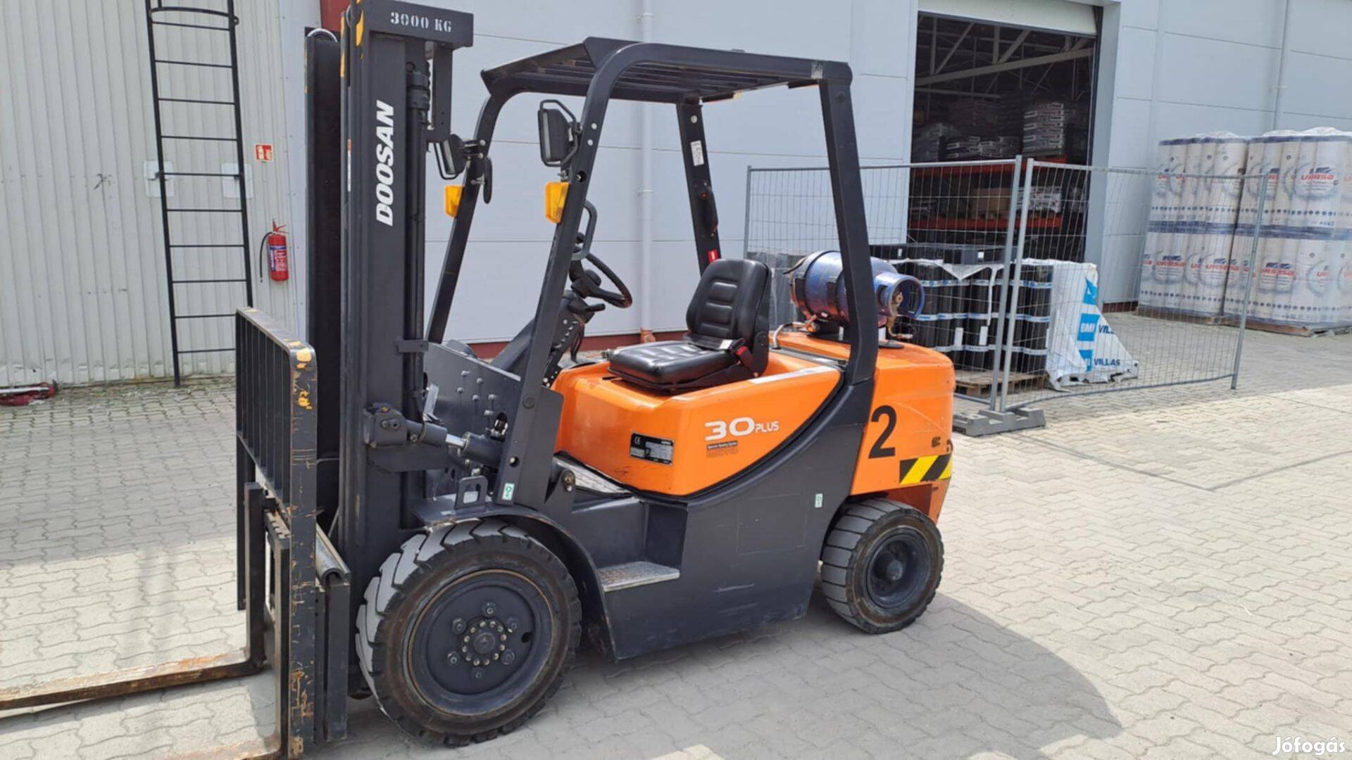 3 tonnás Doosan gázüzemű targonca kevés üzemórával, kiválló állapotban