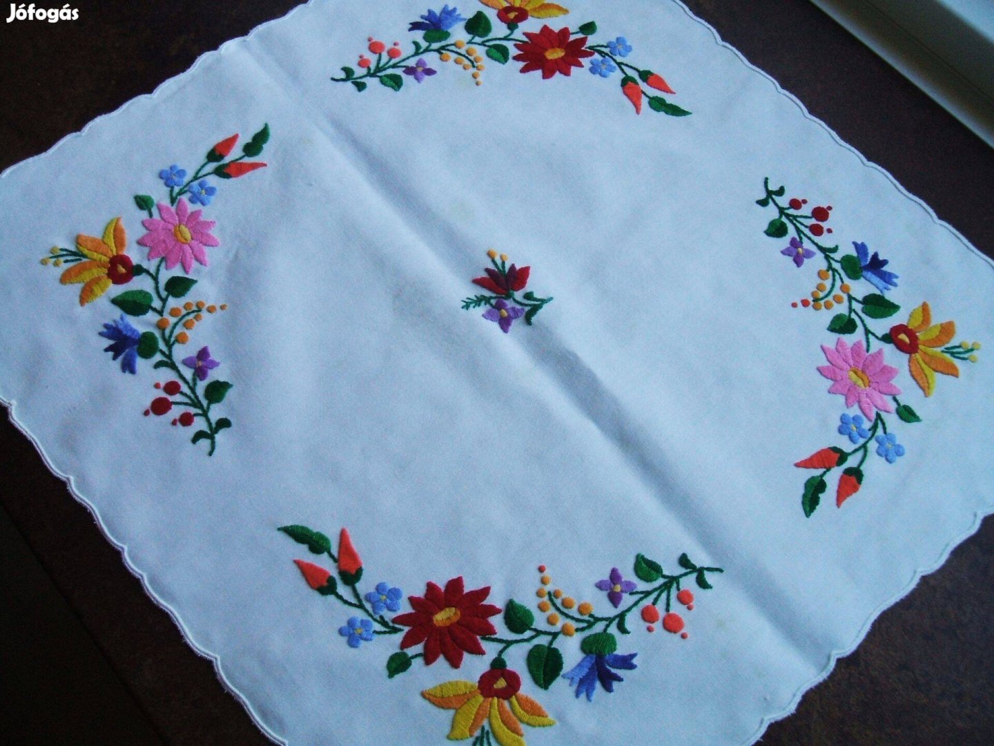 3db kézzel hímzett terítő