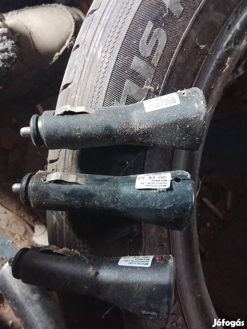 3db szivargyújtós töltő egyben Postázom is