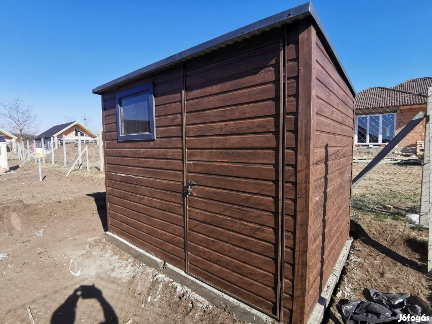 3m széles és 2m hosszú modern tároló