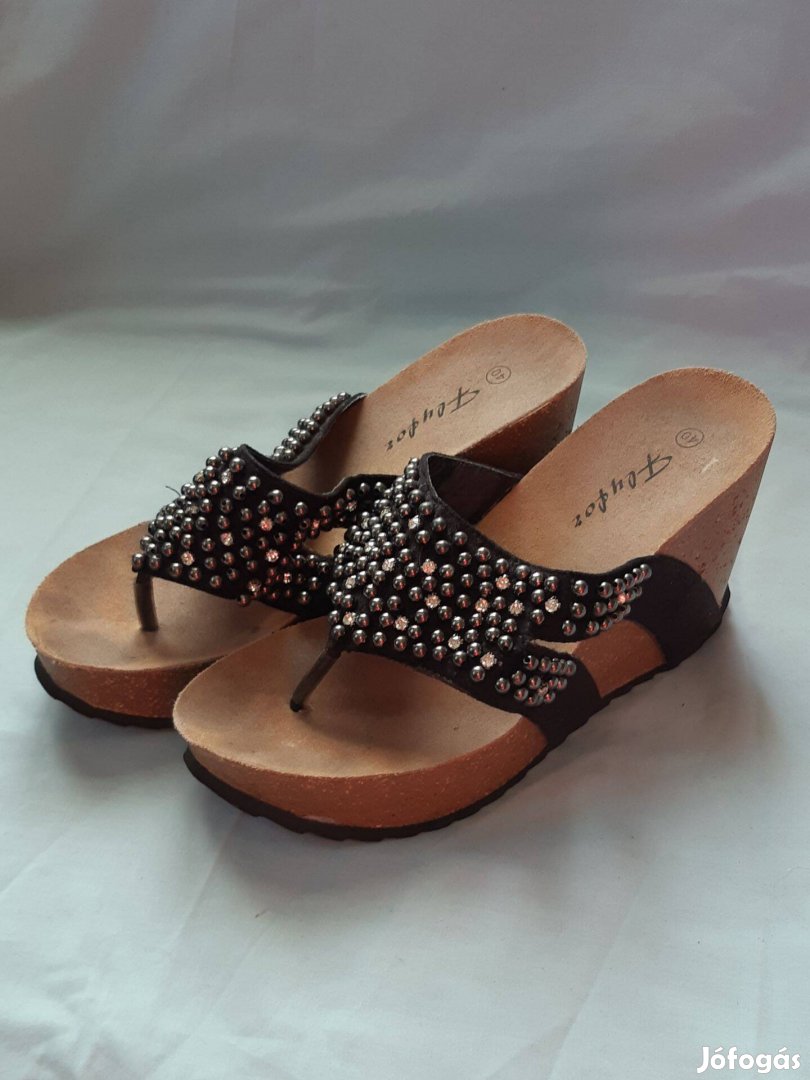 40 - es. Flyfor fitflop, női bőr papucs, gyöngyökkel!
