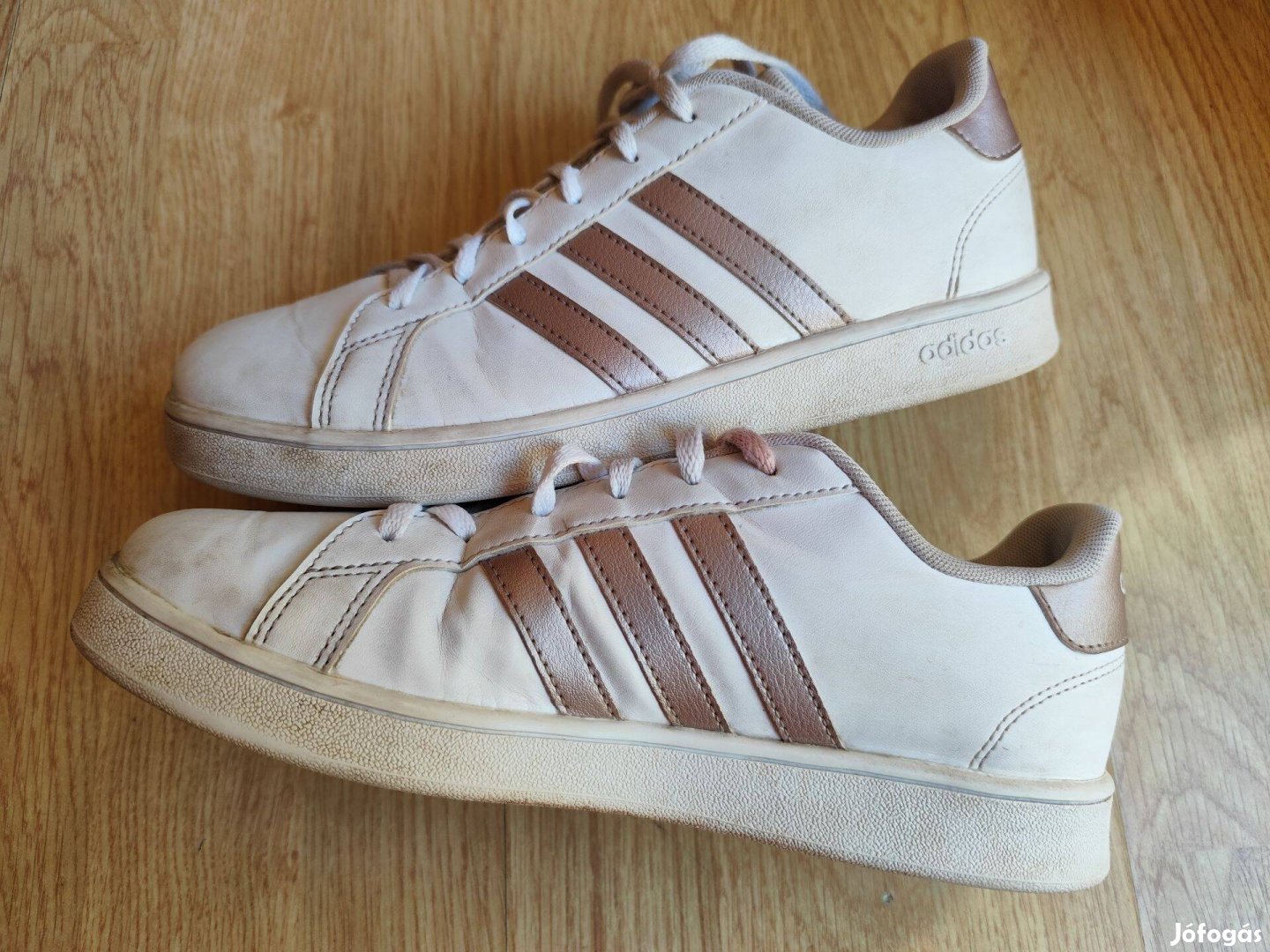 40-es Adidas női sportcipő