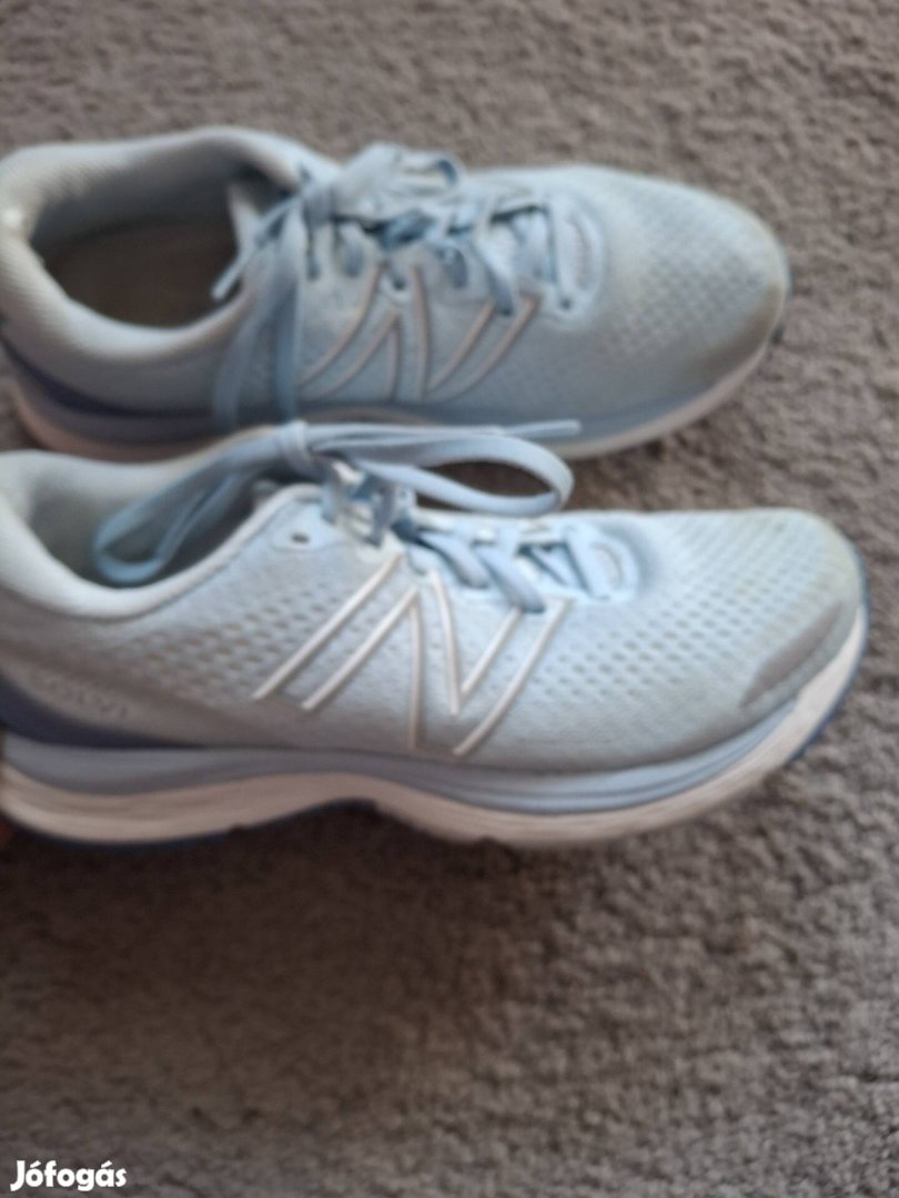 40 és New Balance könnyű világoskék sportcipő