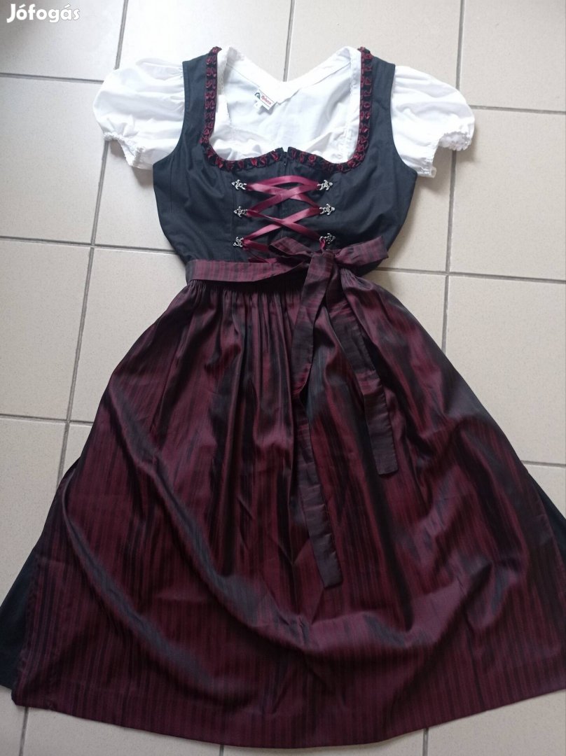 40-es dirndl ruha köténnyel