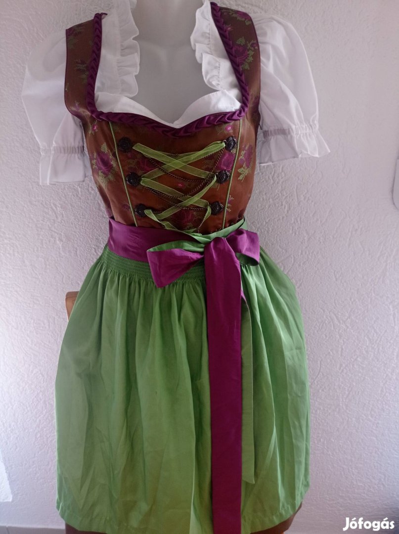 40-es dirndl ruha köténnyel 