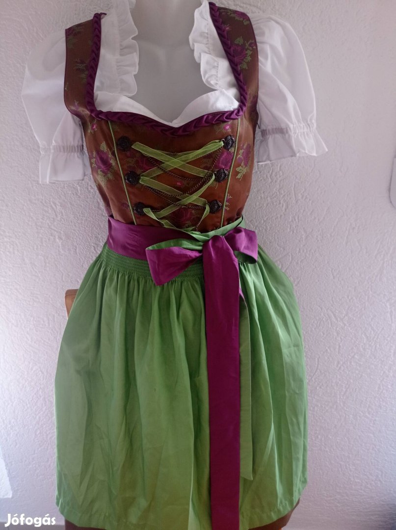 40-es dirndl ruha köténnyel 