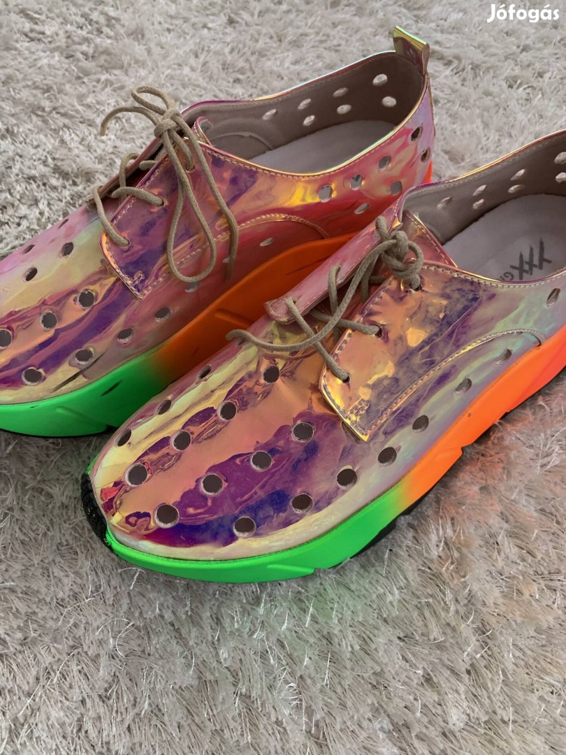 40-es platform színes cipö