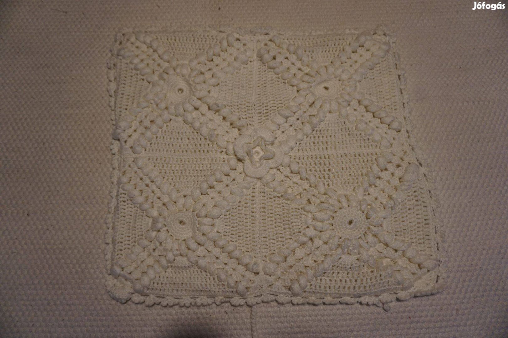 40x44 sm.-es fehér riselt, és hímzett párnahutat eladó