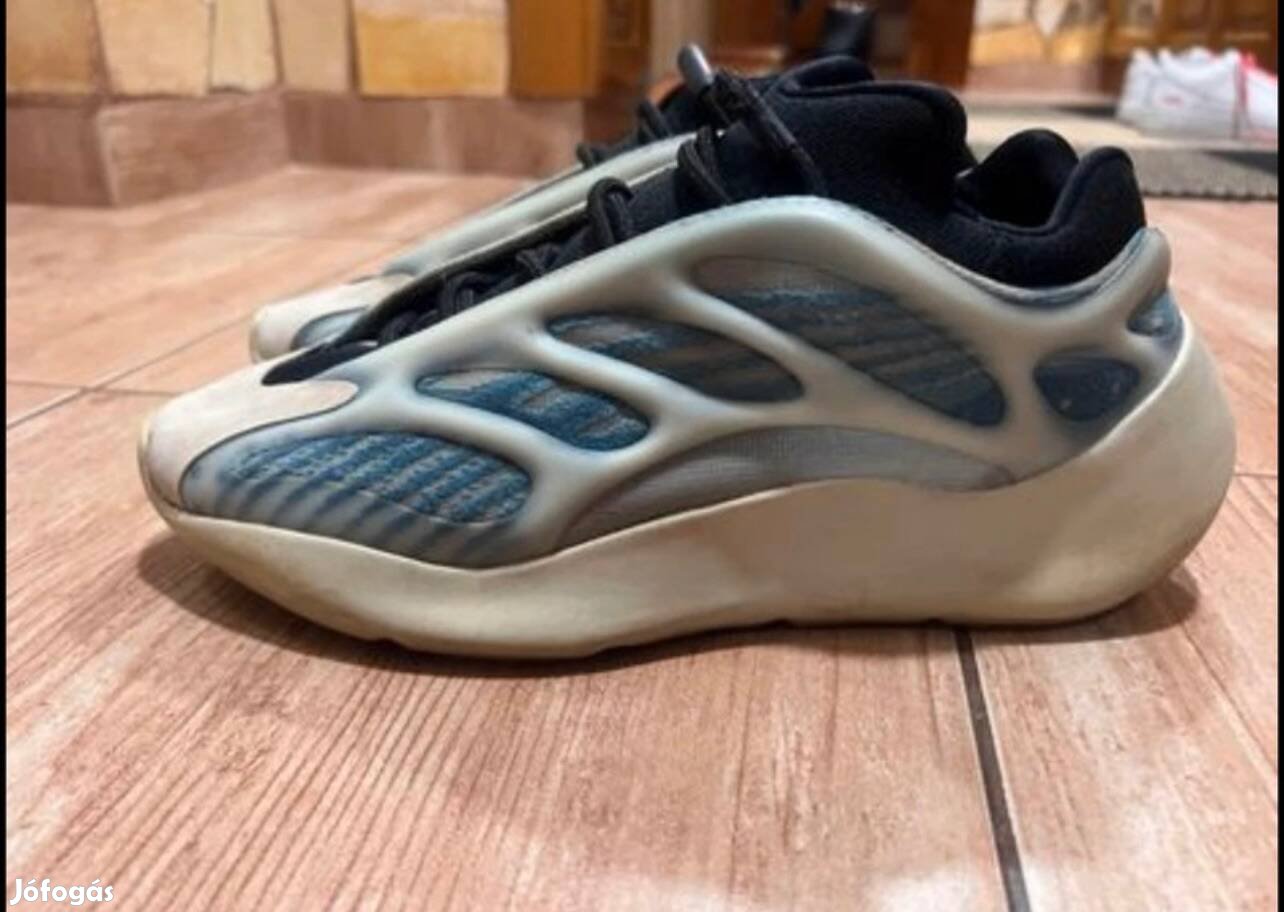 41 1/3-os méretű Adidas Yeezy Boost 700 V3 Kyanite