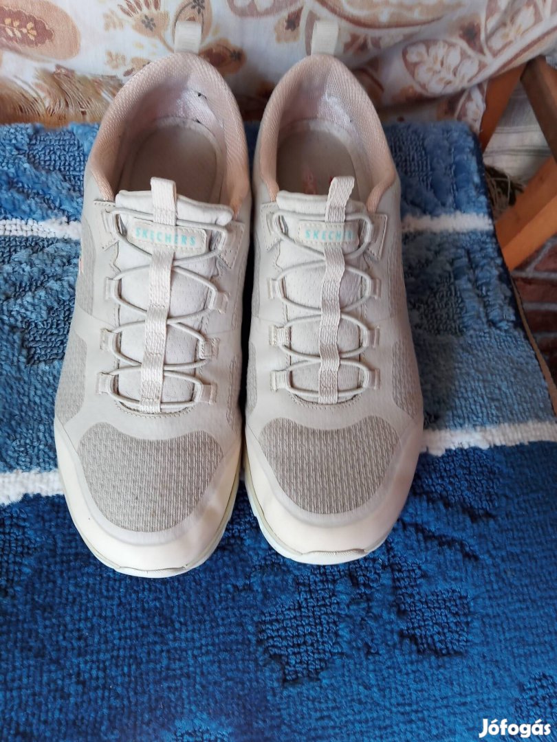 41-es Skechers Memory Foam sportcipő.