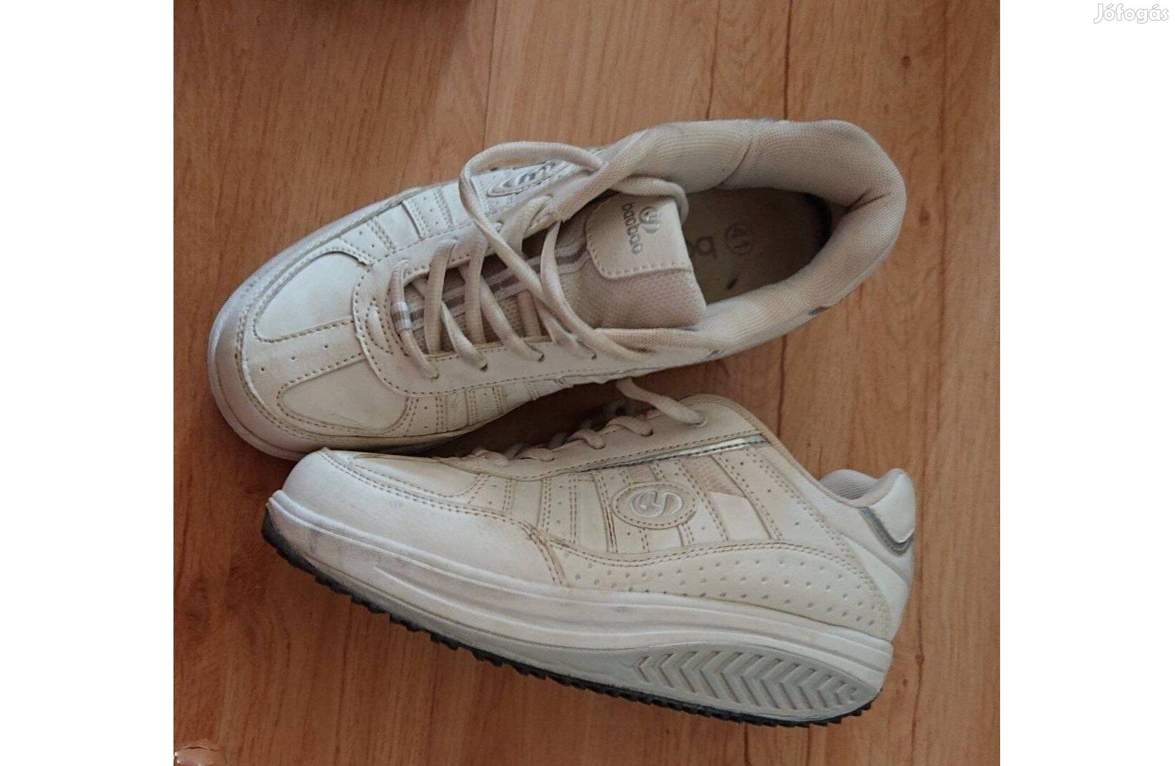 41-es méretű fehér sportcipő