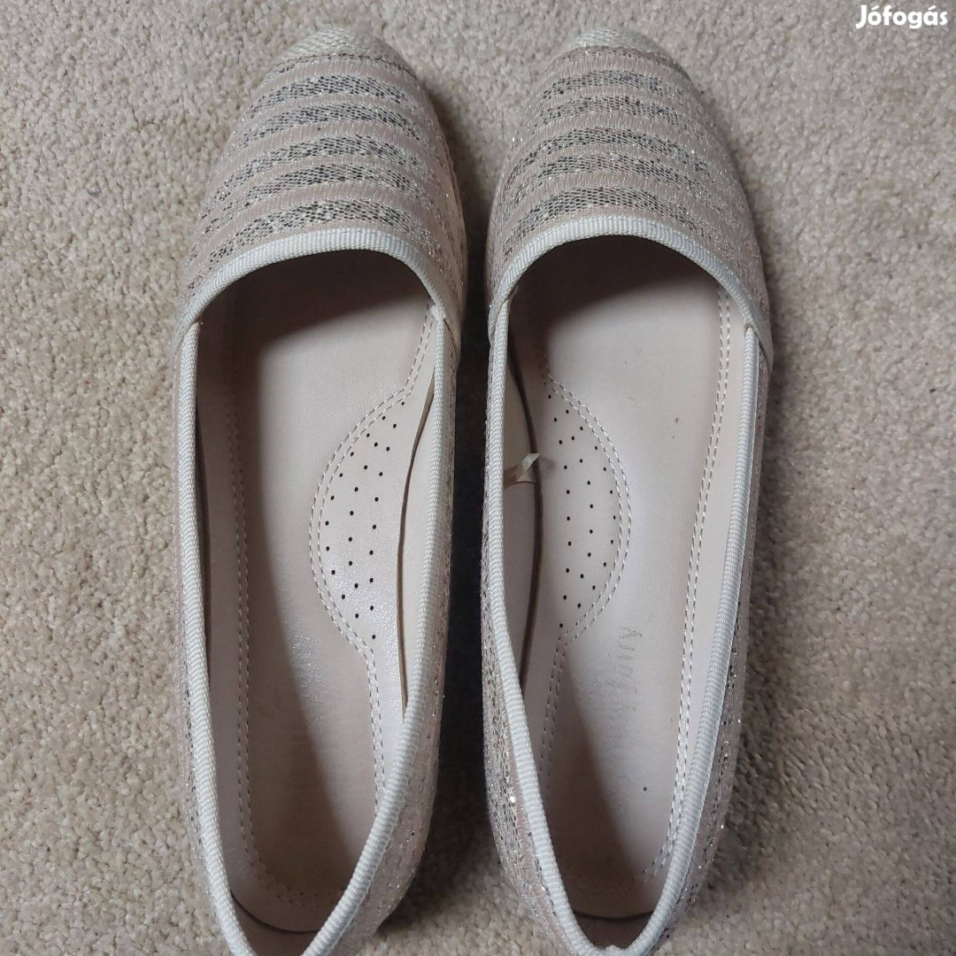 41-es nöi cipő