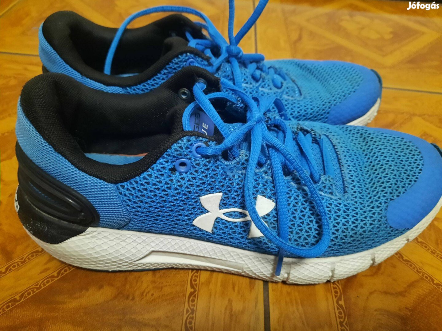 42-es Under Armour cipő megkímélt állapotban Charged Rouge