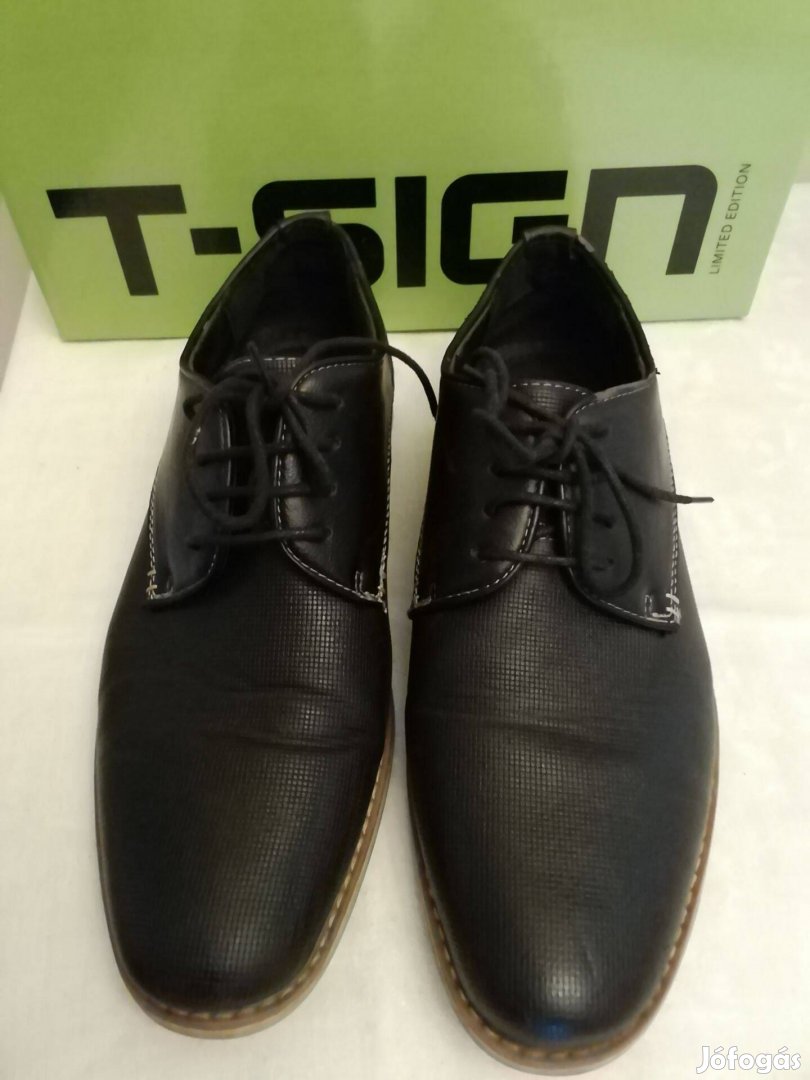 42-es új állapotú férfi, fiú cipő dobozában