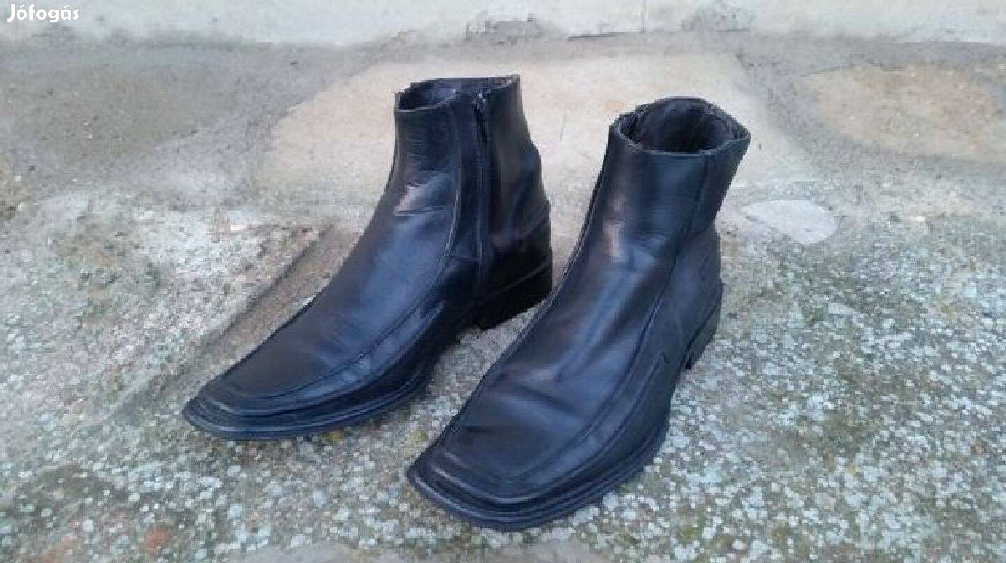 43-as férfi boka bőrcipő. Uomo Milano fekete színű