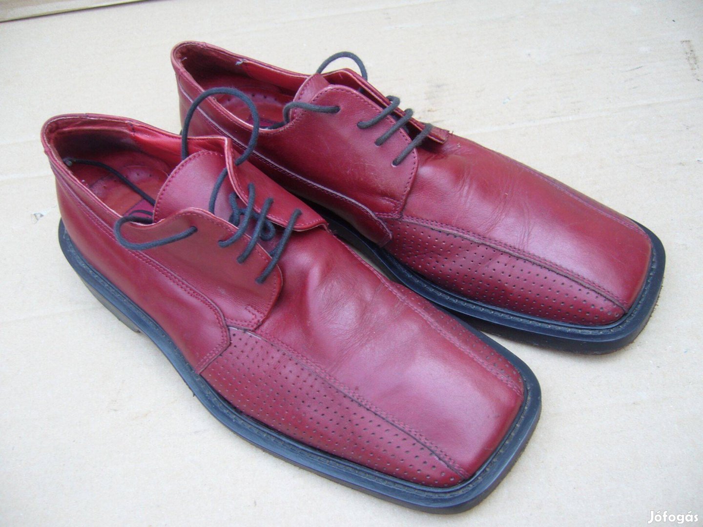 43-as férfi cipő különleges vörös színben
