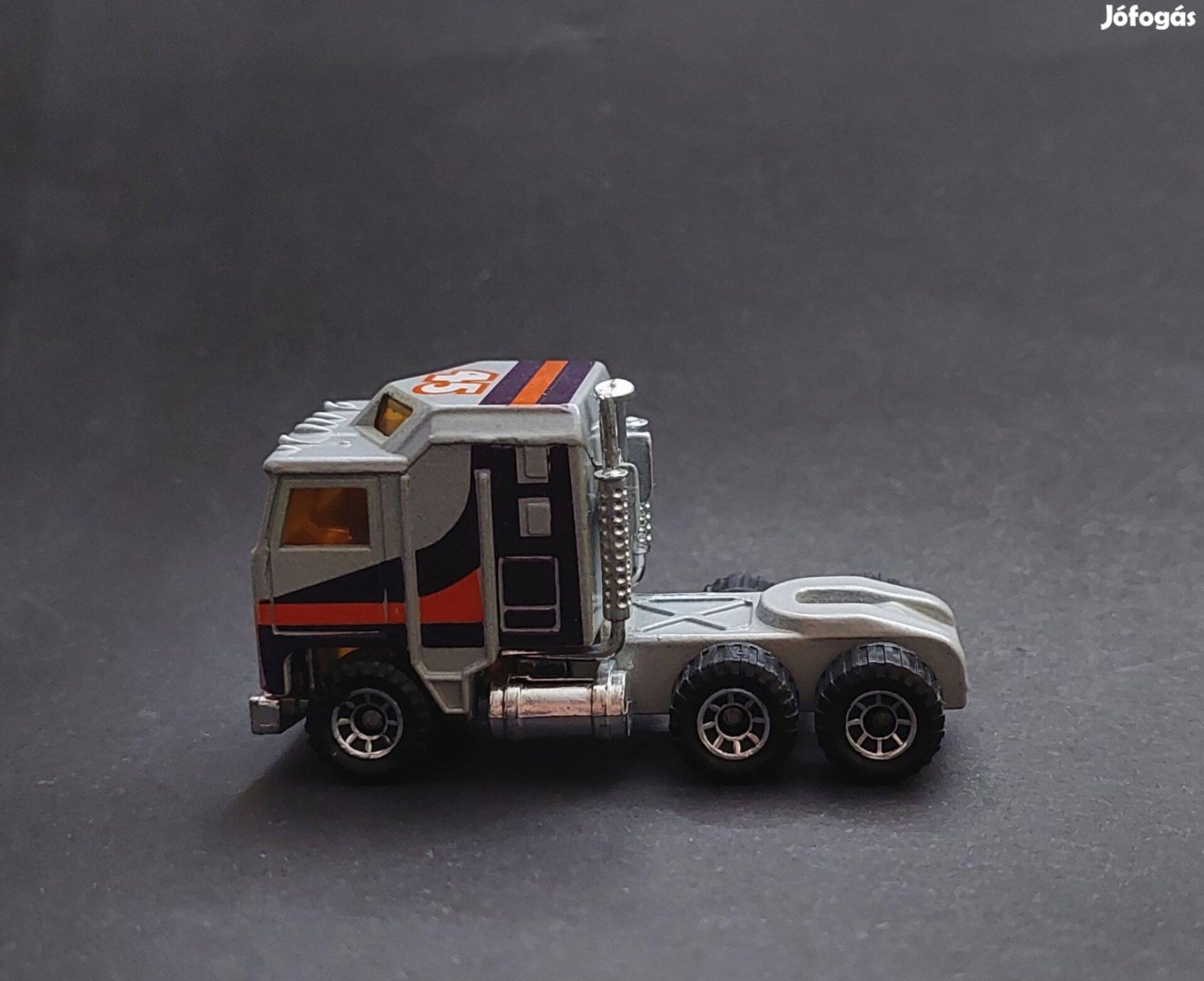 43 éves Kenworth Matchbox kocsi autó jármű