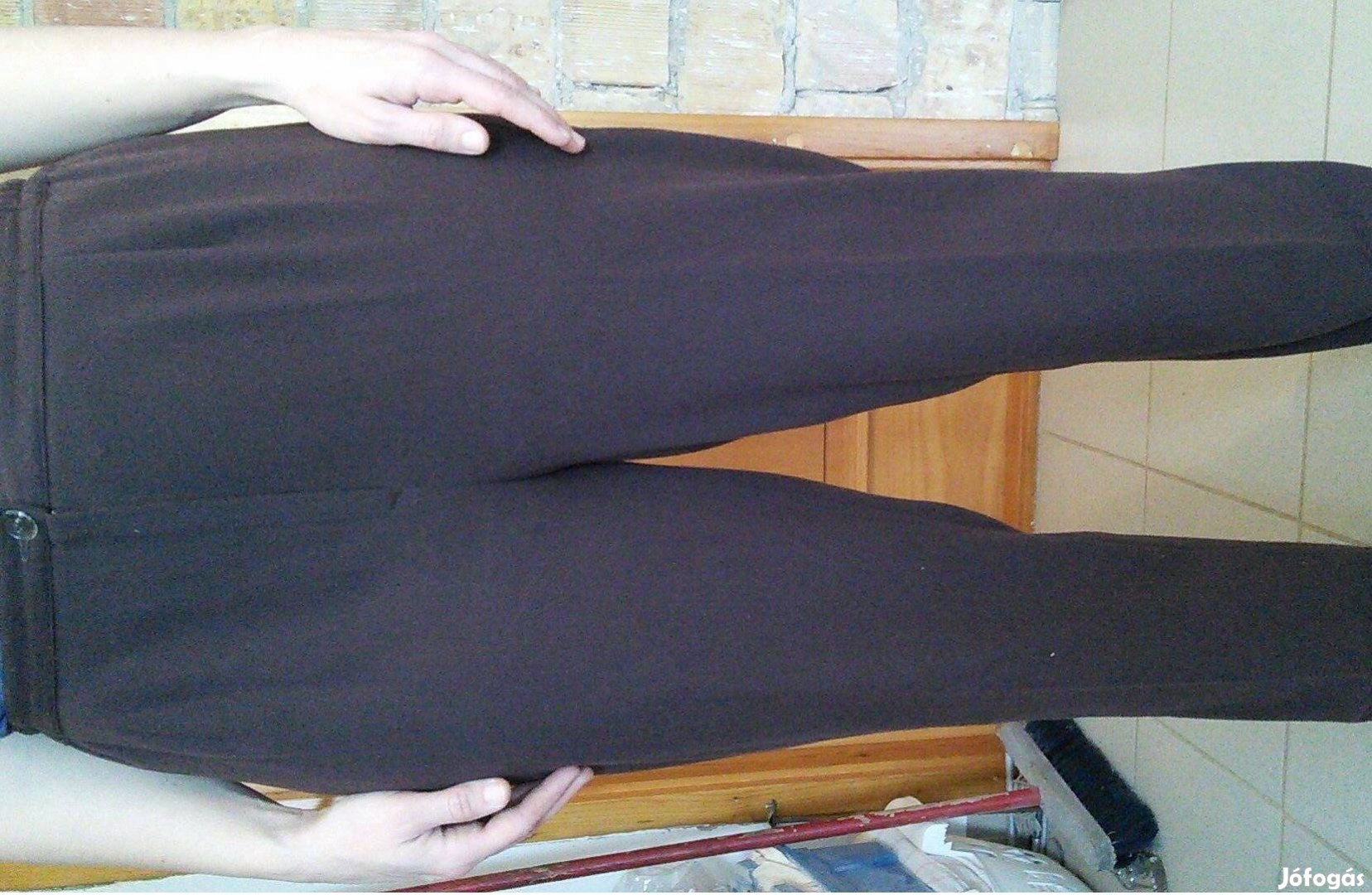 44 44-es méretű részben gumírozott derekú barna női nadrág
