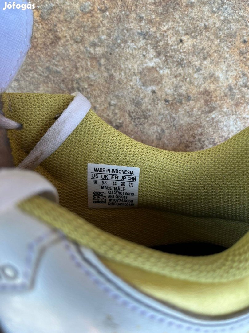44-es Adidas Foci cipő