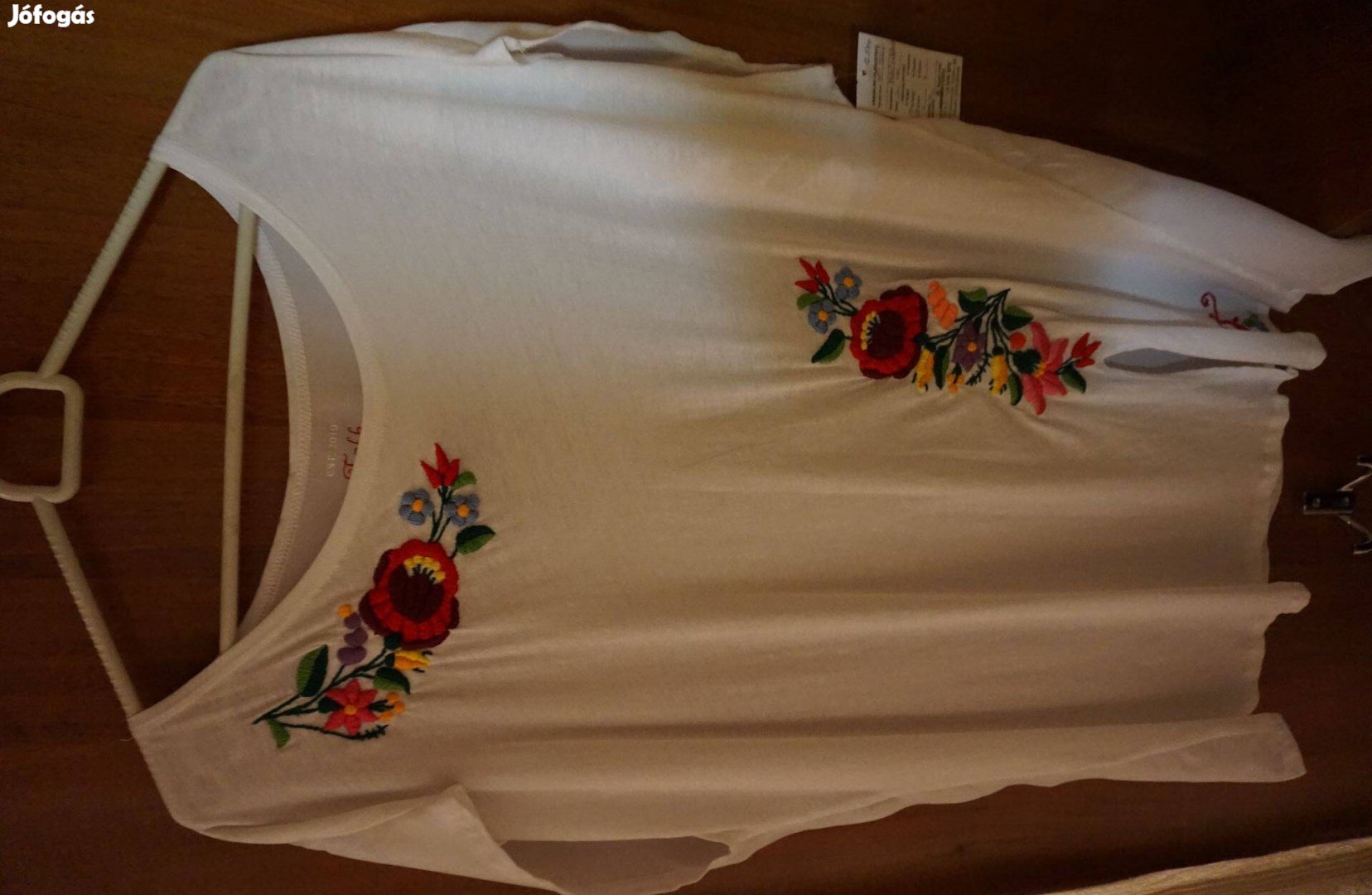 44-es fehér női blúz színes népművész kalocsai hímzéssel eladó