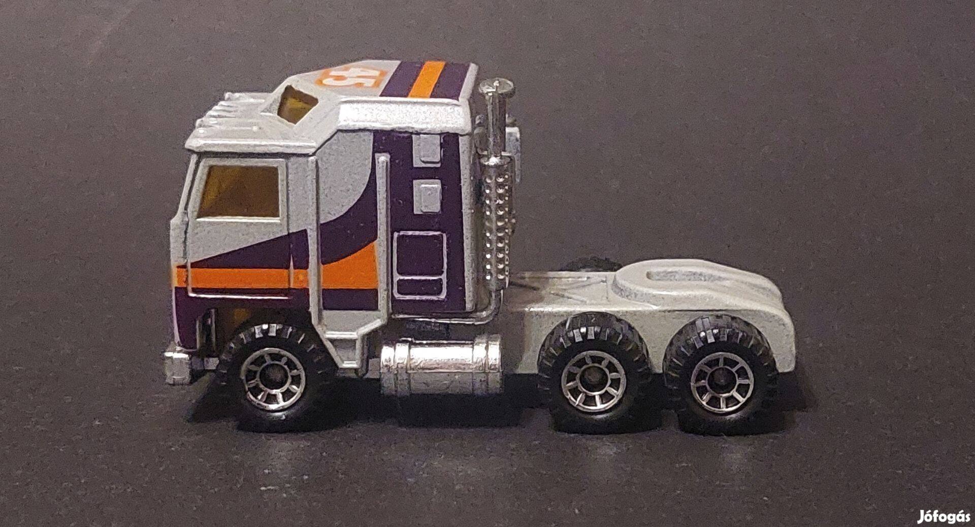 44 éves Kenworth Matchbox kocsi autó jármű
