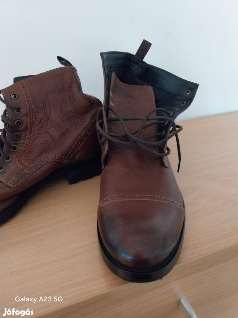 44 újszerű férfi bőr bakancs