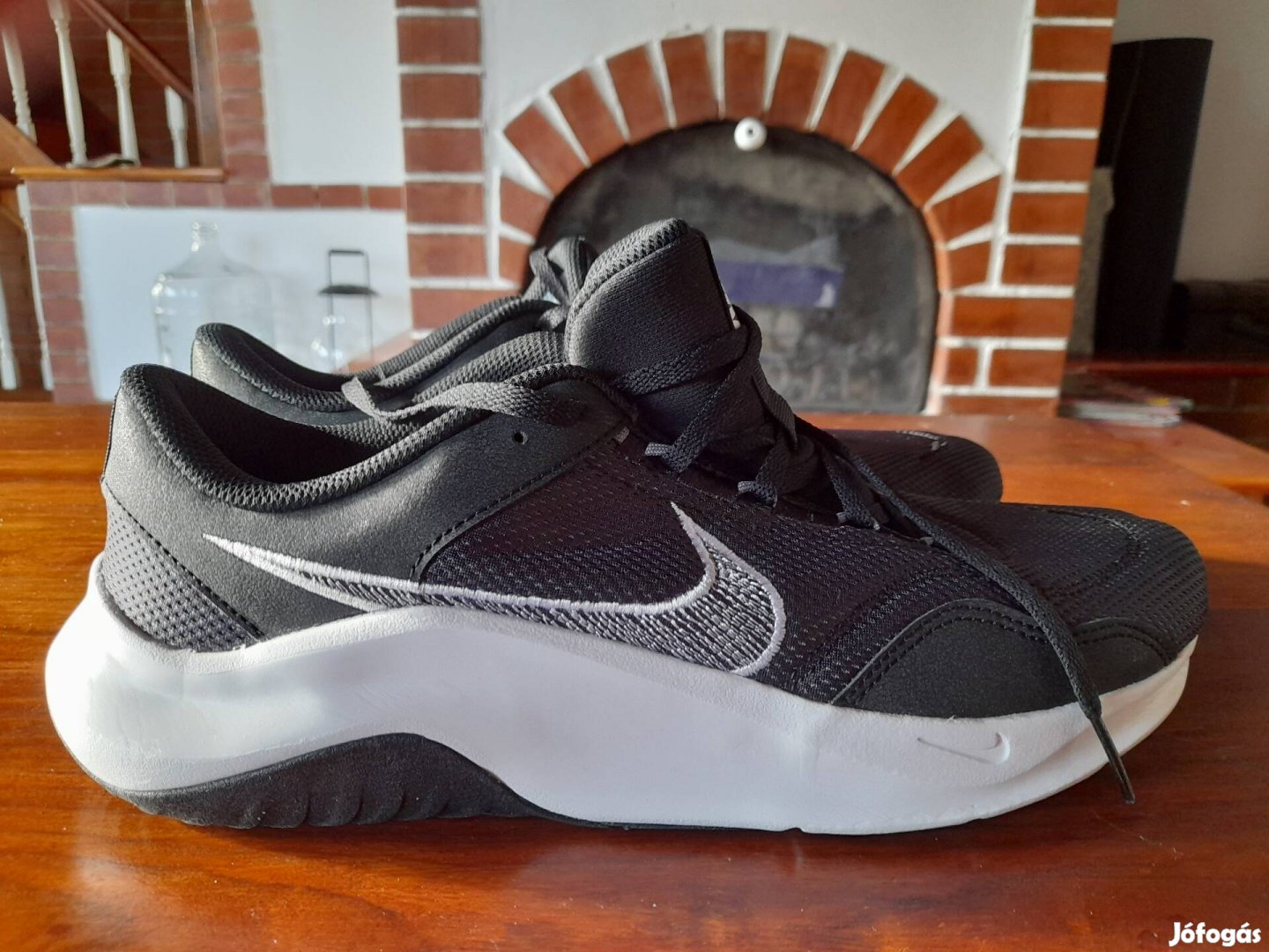 45.5-ös fekete erős kényelmes Nike cipő