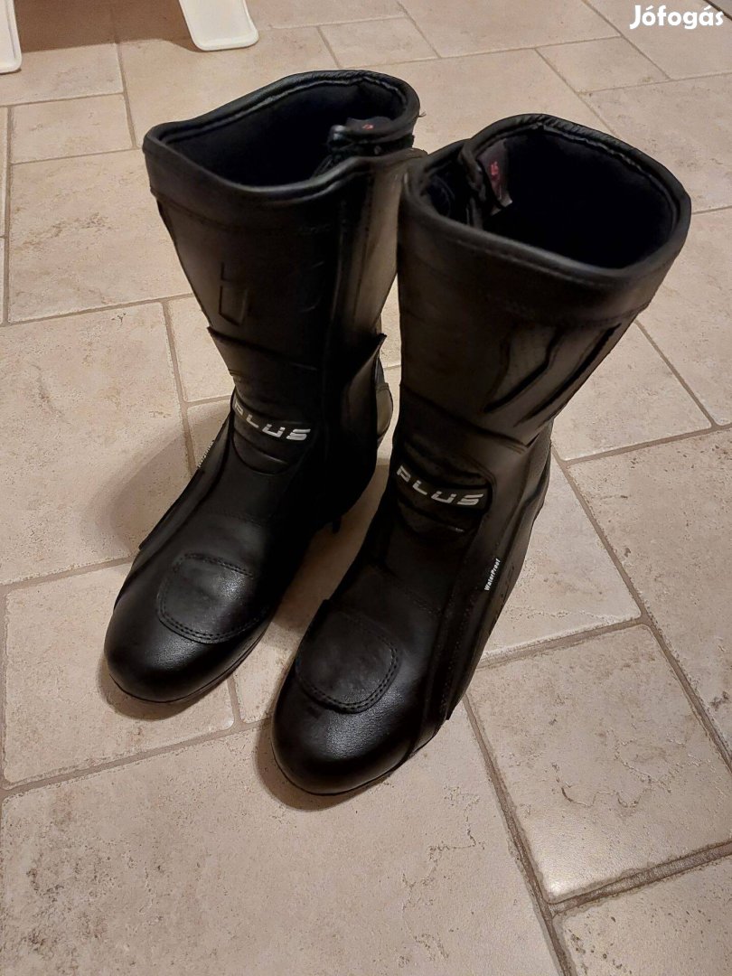 45-ös új motoros csizma