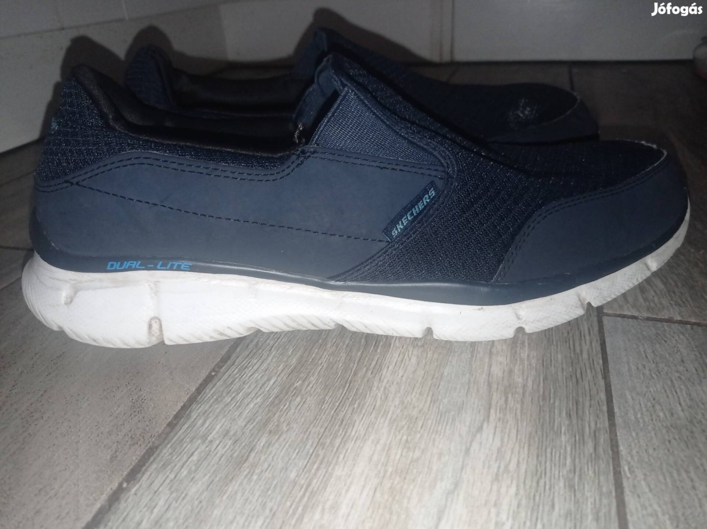 46-os Skechers memory sportcipő 