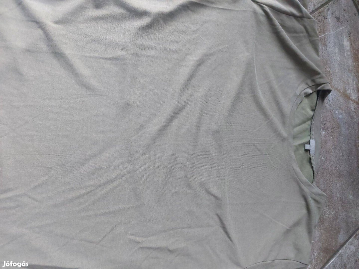 46-os polók eladók