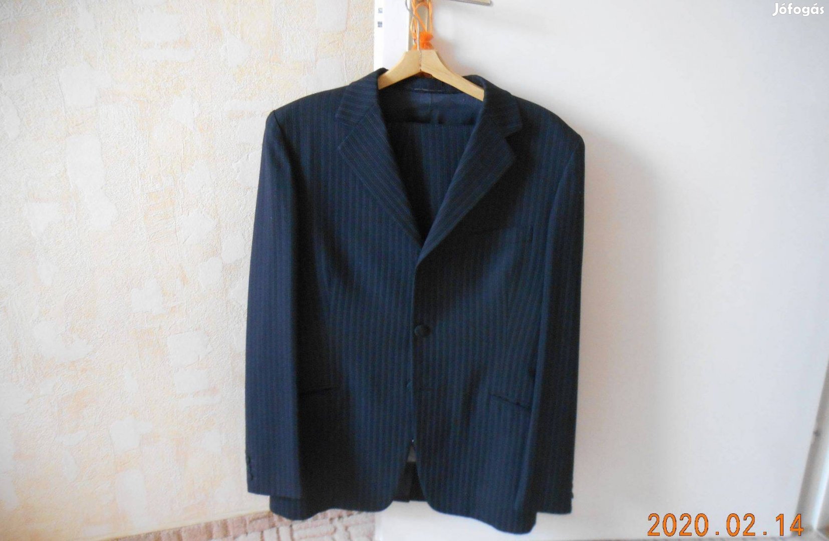 48-50-es méretű fekete gyapjú öltöny