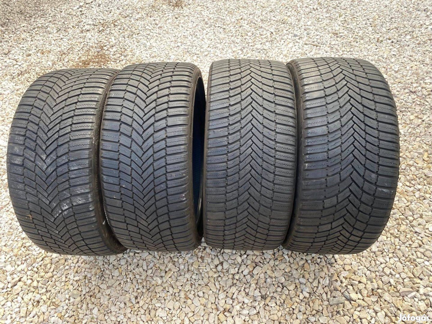 4DB 235/35/19 méretű 4Évszakos gumi