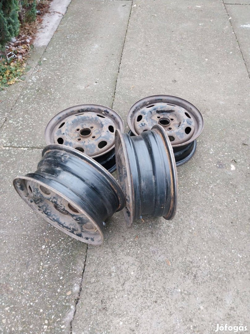 4×100 14" lemezfelni eladó Toyota yarisról