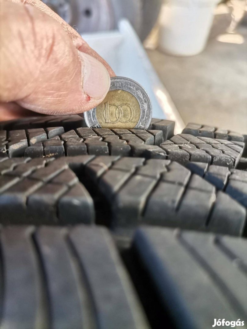 4*100 téligumi garnitúra felniken eladó, elcserélhet. 185/60 R14