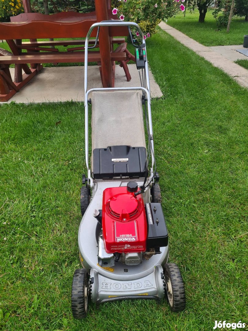4.5le Hondamotoros fügyüjtös önjárós fünyiró. 