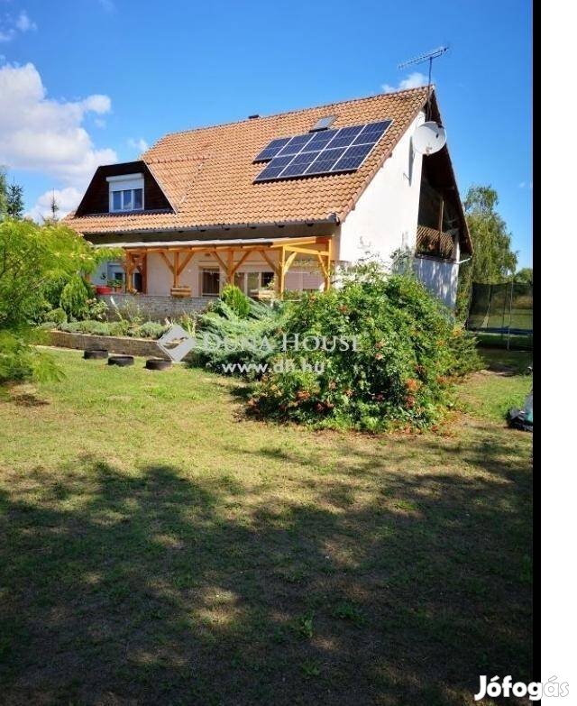 4,7 hektáros telken található, 226 nm-es nappali + 4 szobás ház