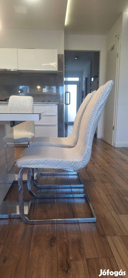 4 Étkezőszék