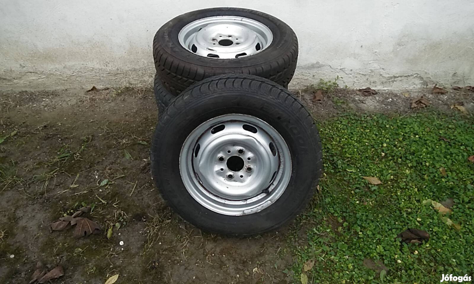 4 (+ 1) db Hankook 175 70 R13 téli gumi lemezfelnin