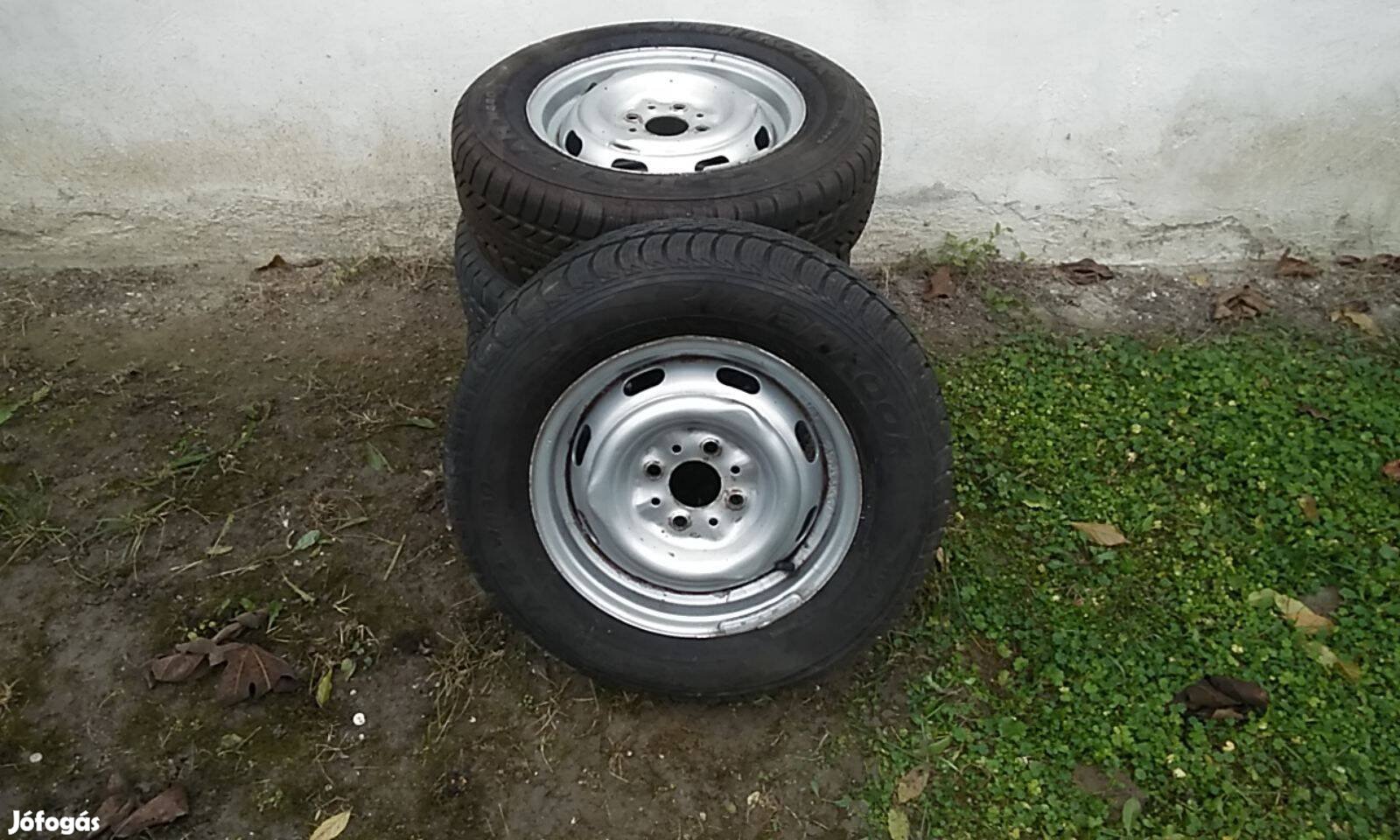 4 (+ 1) db Hankook 175 70 R13 téli gumi lemezfelnin