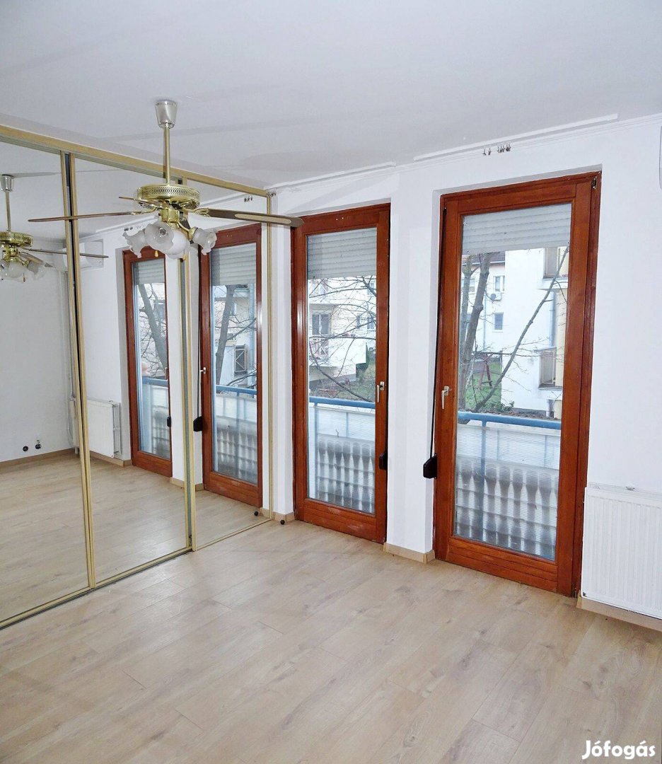 4. ker Liszt Ferenc utcában 120 m2 3 szoba + am. konyhás lakás eladó