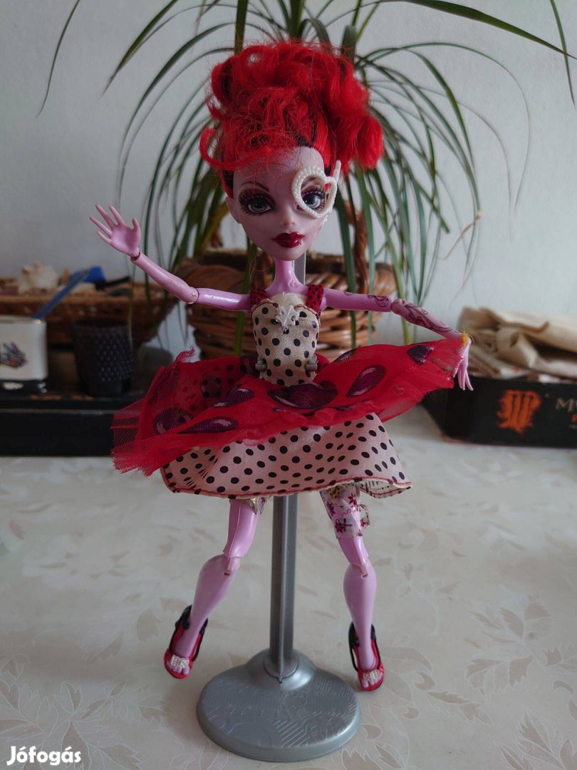 4 darab Monster High baba + állvány kiegészítő