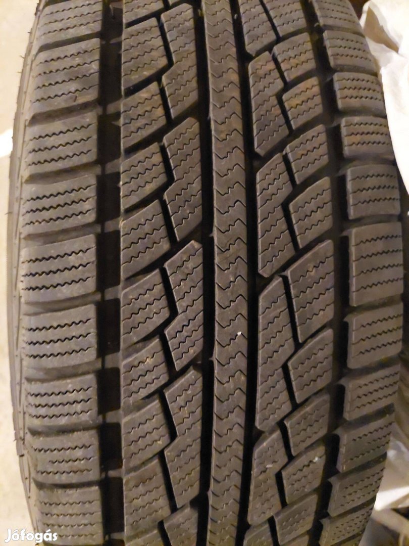 4 db 205/60 R16 alig használt téli gumi felnivel