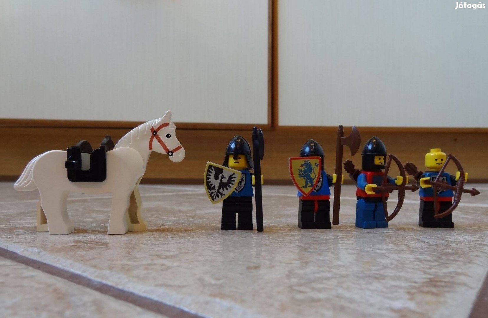 4 db Lego Legoland Castle figura fegyverzettel + fehér ló nyereggel