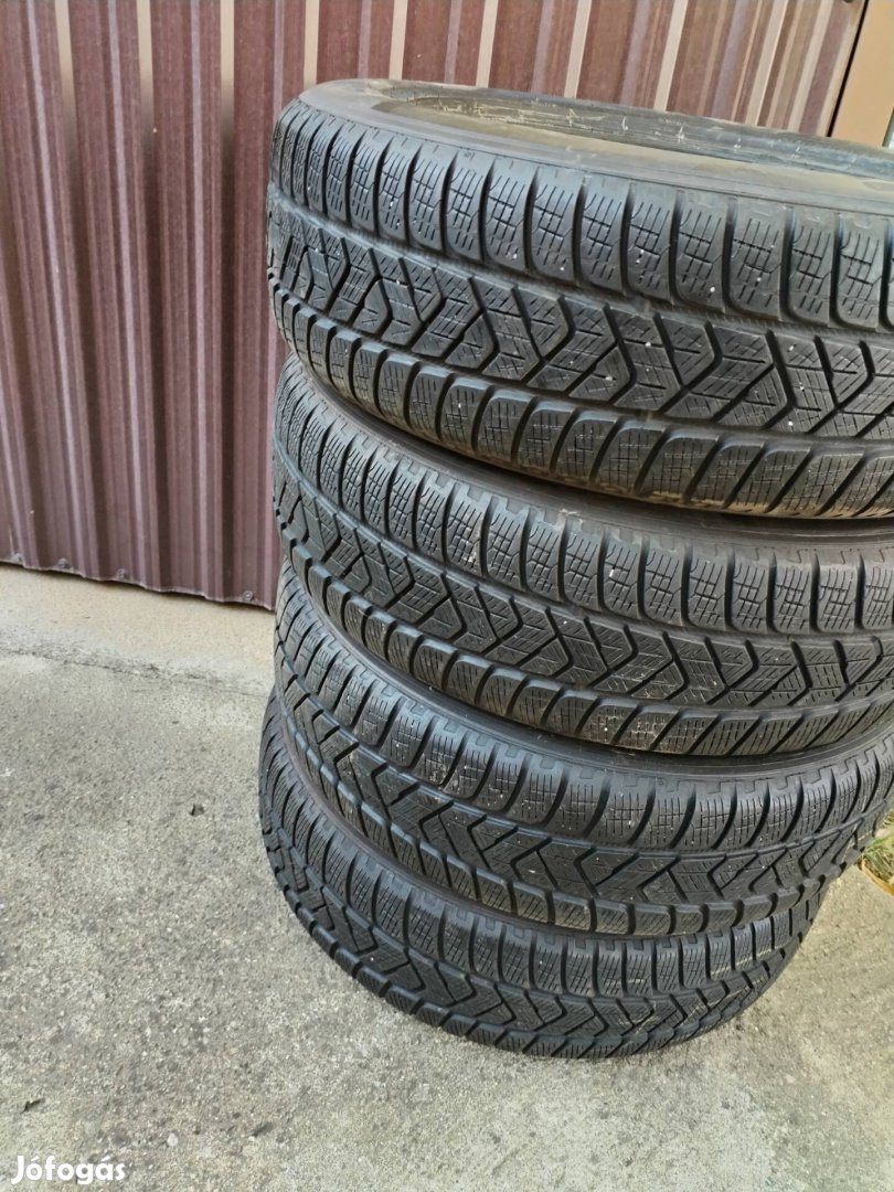 4 db Pirelli téli gumi eladó 215/65/R17