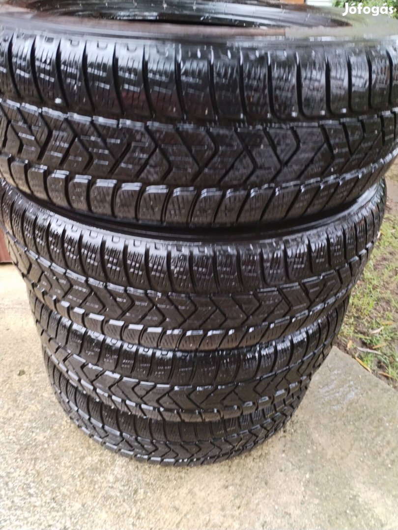 4 db Pirelli téli gumi eladó 215/65/R17