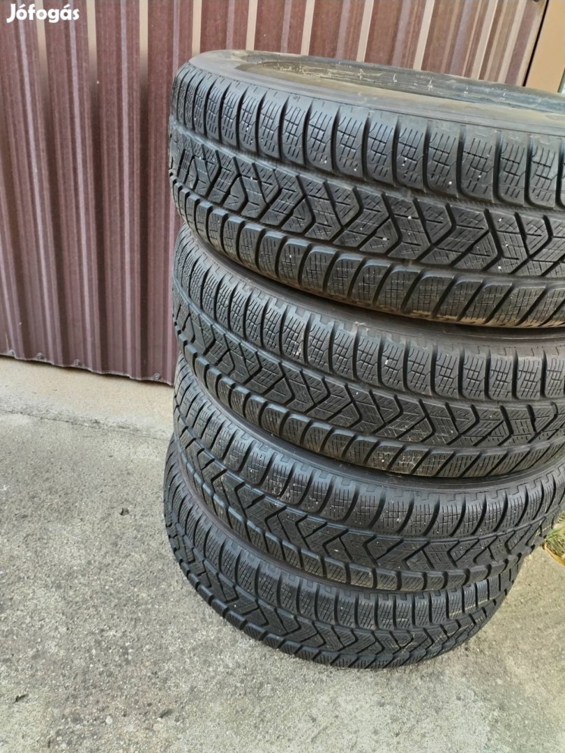 4 db Pirelli téli gumi eladó 215/65/R17 