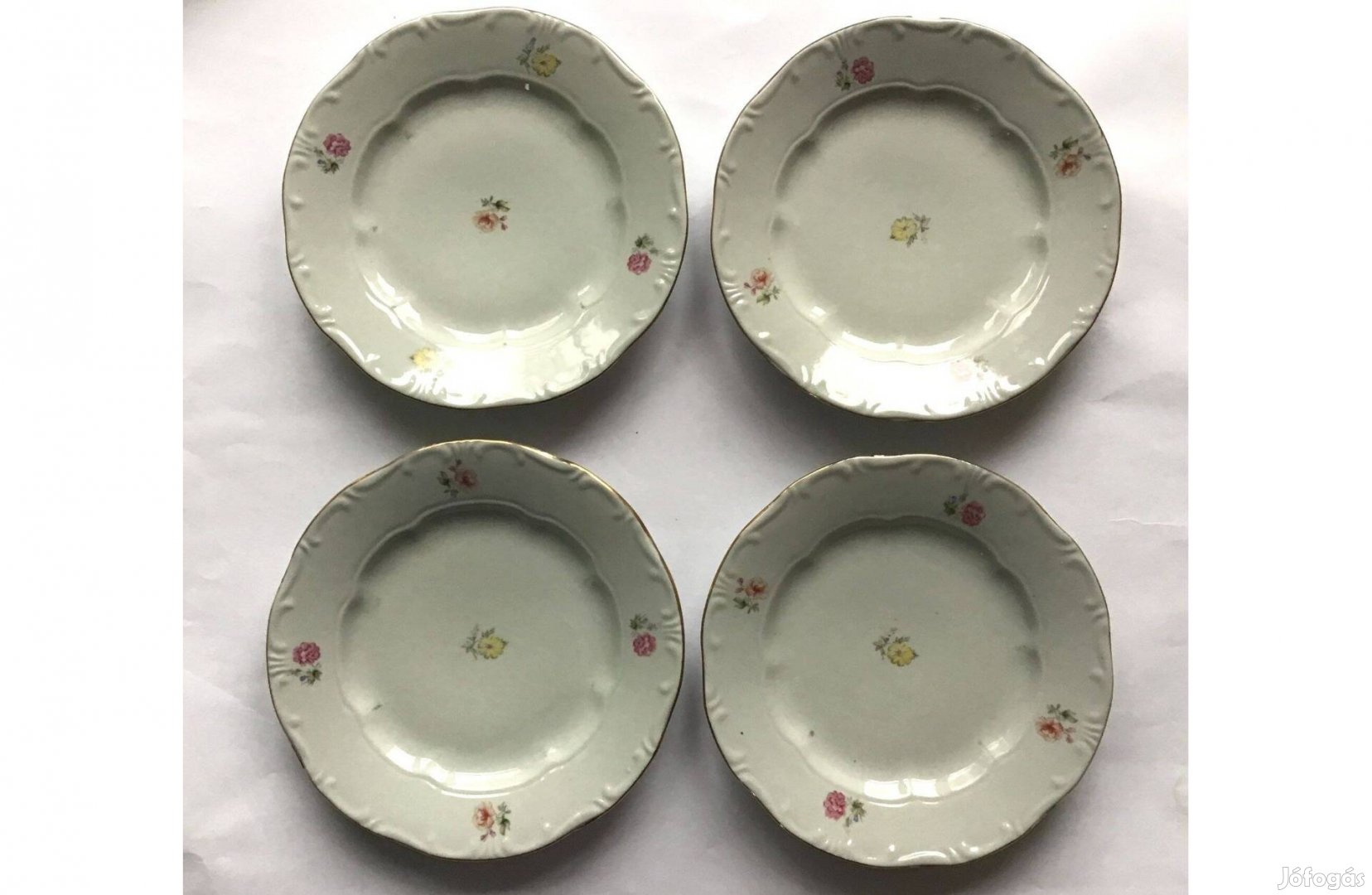 4 db Zsolnay kistányér, arany szegélyes. (19 cm átmérő)